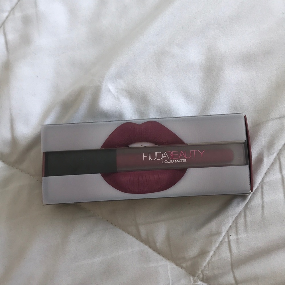 HUDA BEAUTY MATTE LIQUID LIPSTICK